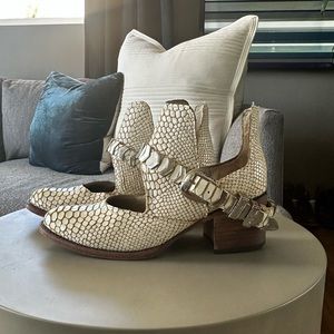 Freebird BLADE Style in Cream, Size 7.